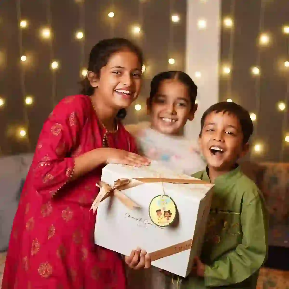 Send Excellent Gift Hamper for sister Online | Rakhibazaar.com